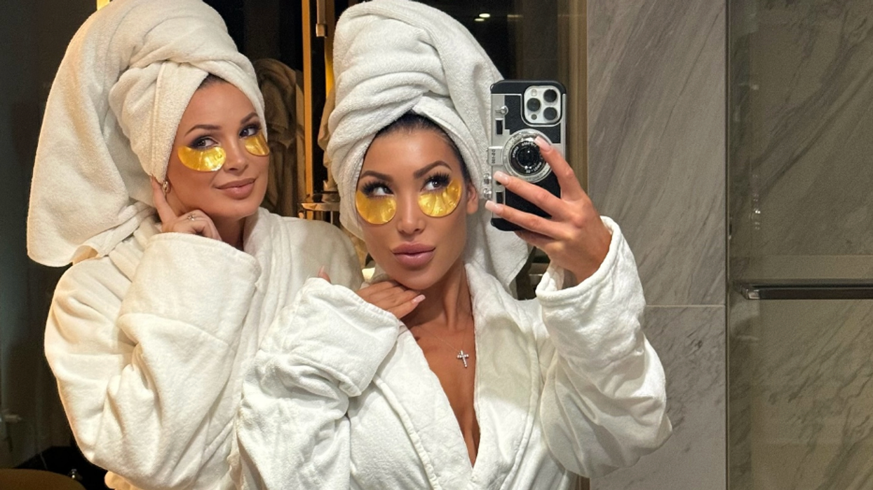 Deux filles portent les patchs pour les yeux de grace & stella.