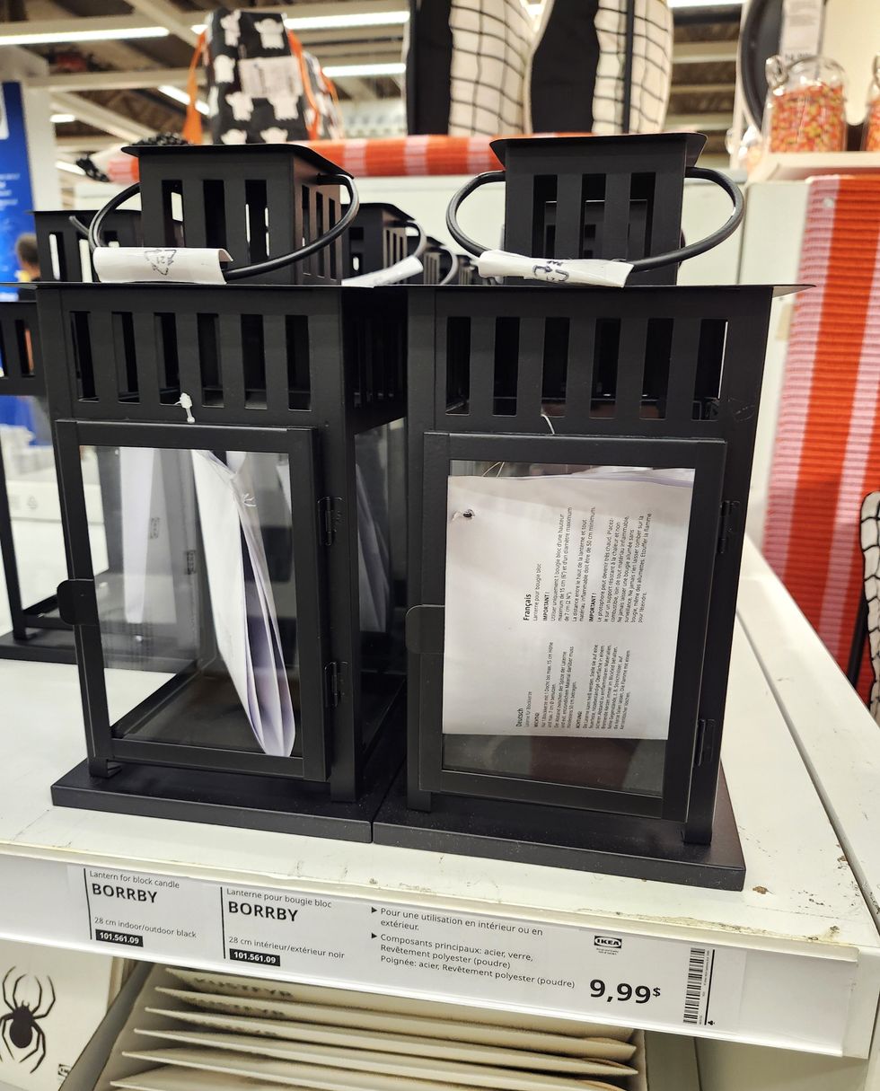 Deux lanternes noires en magasin.