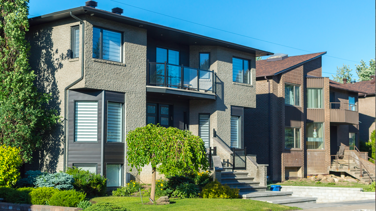 Deux maisons sur une rue à Montréal.