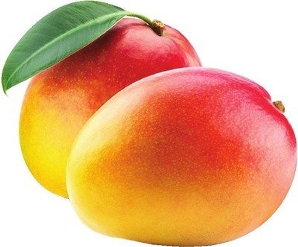 Deux mangues sur fond blanc.