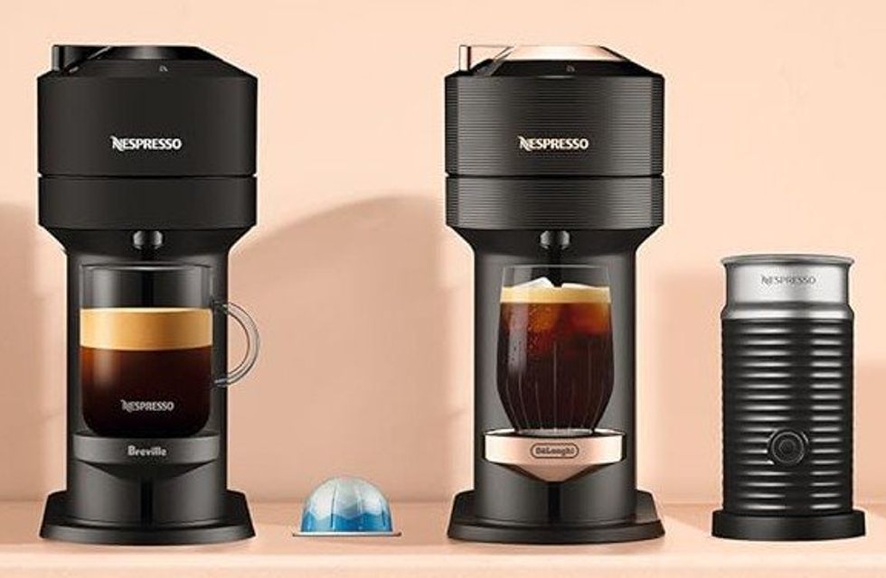 Deux mod\u00e8les de machines Vertu Next de Nespresso vendues sur Amazon, avec des caf\u00e9s et des capsules.