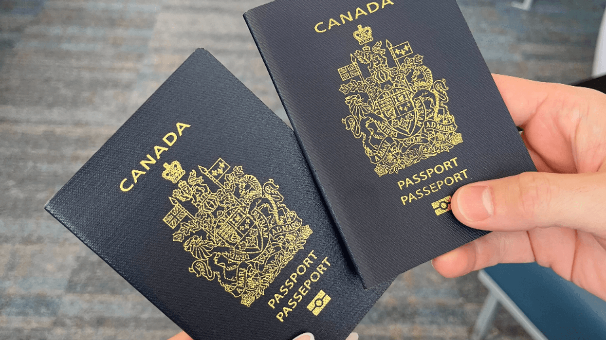 Deux passeports canadiens à l'aéroport.