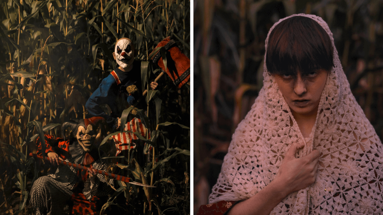 Deux personnages costumés en clowns effrayants dans un champ de maïs. Droite : Personnage inquiétant enveloppé dans une couverture en crochet dans un décor sombre.