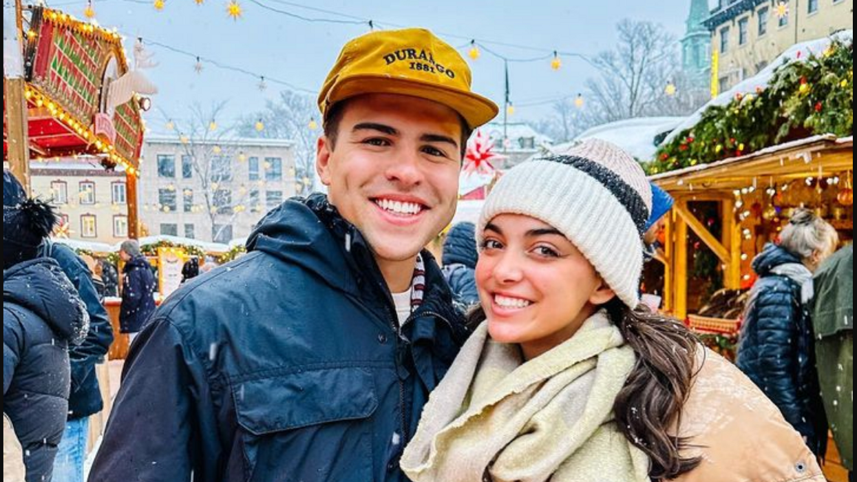 Deux personne au Marché de Noël Allemand de Québec.