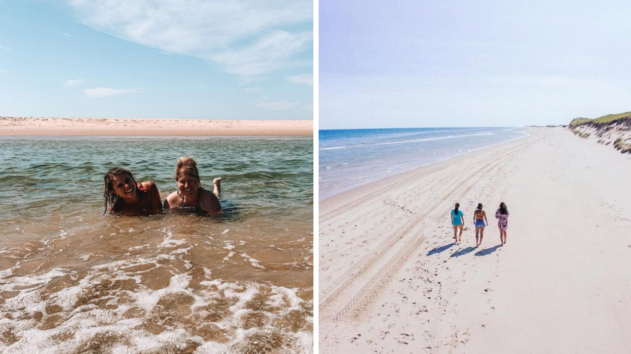 Deux personne dans l'eau à plage de Havre-Aubert - Sandy Hooks. Droite : Trois personnes qui marchent sur la plage de Havre-Aubert.