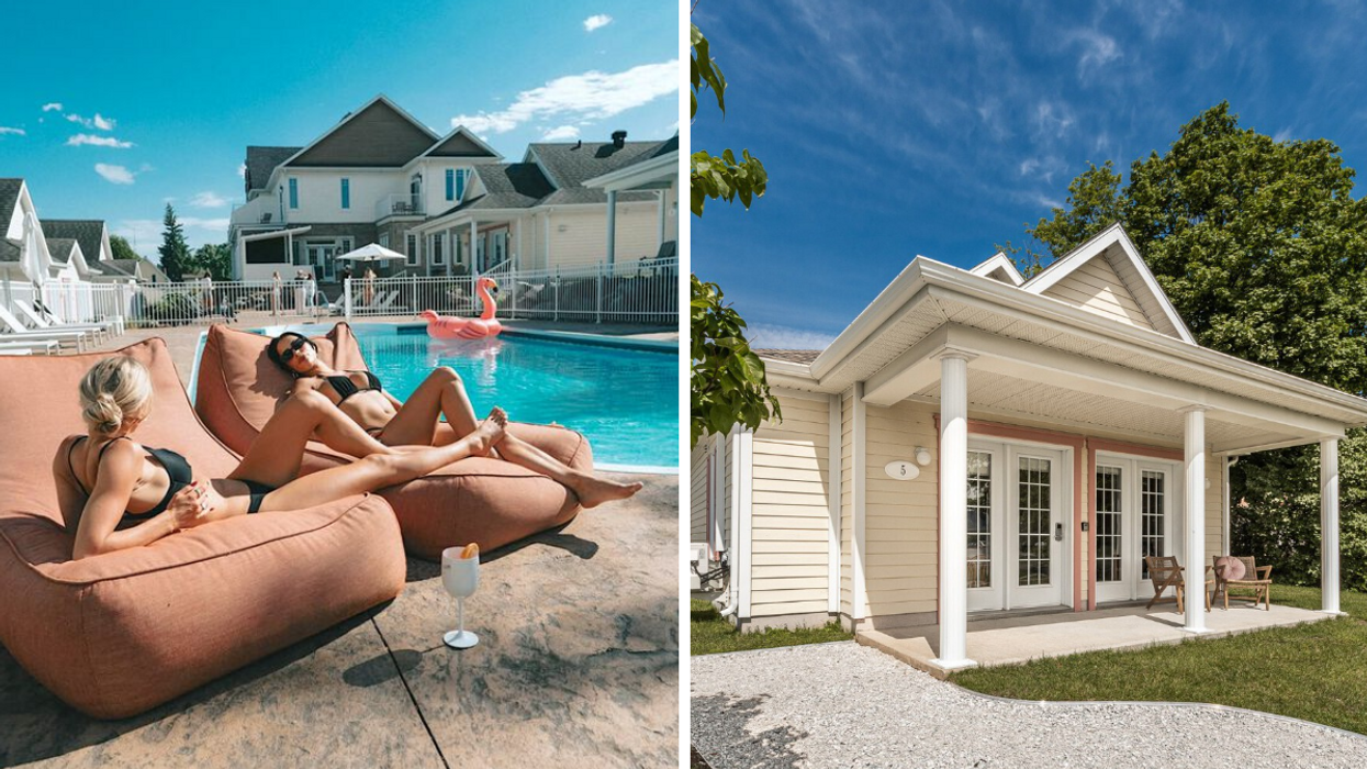 Deux personnes au bord d'une piscine. Droite : Un bungalow avec accents roses.