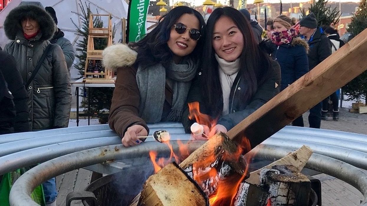 Deux personnes au Village de Noël de Montréal.