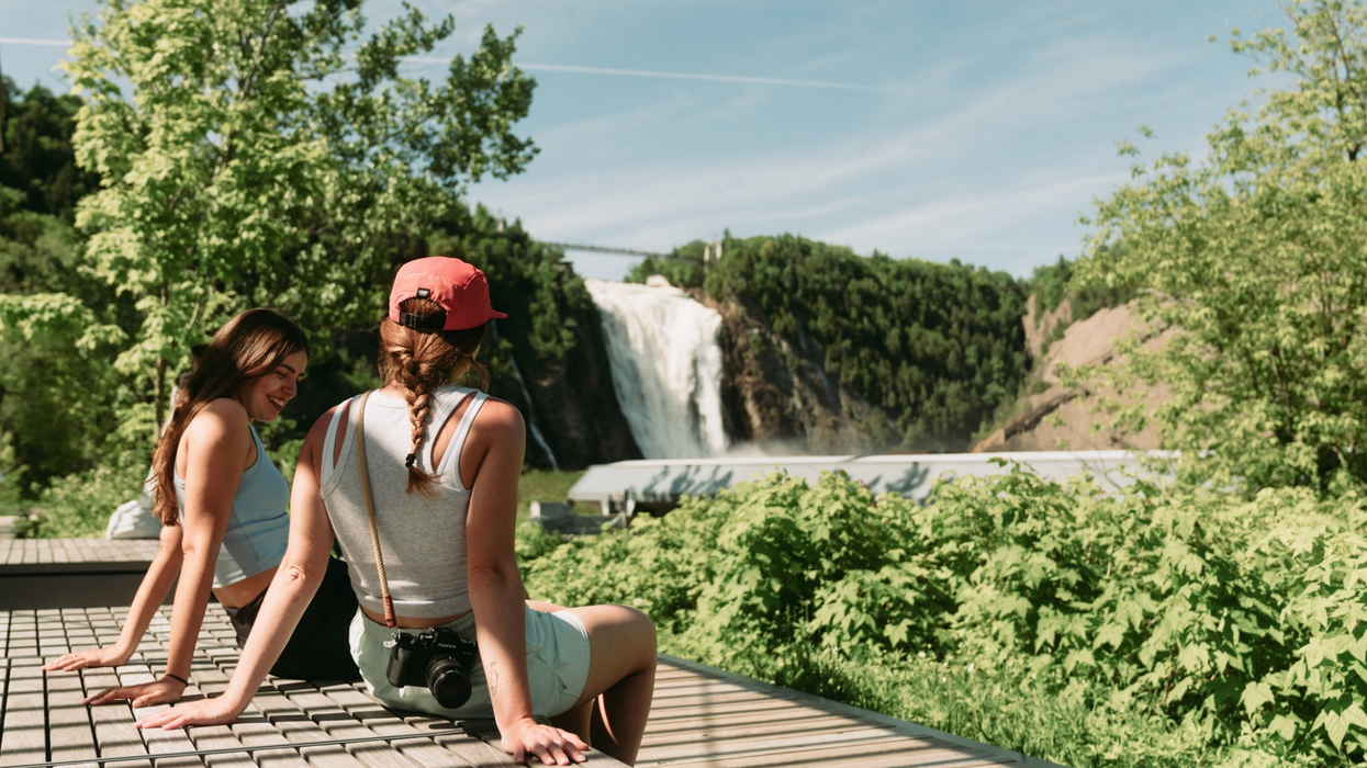 Deux personnes dans un parc de la Sépaq.