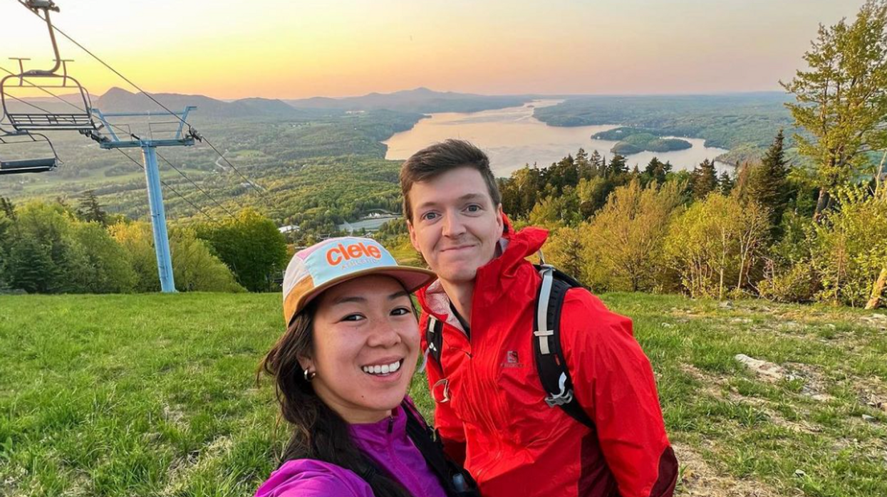 Deux personnes devant la vue du Mont Owl's Head.