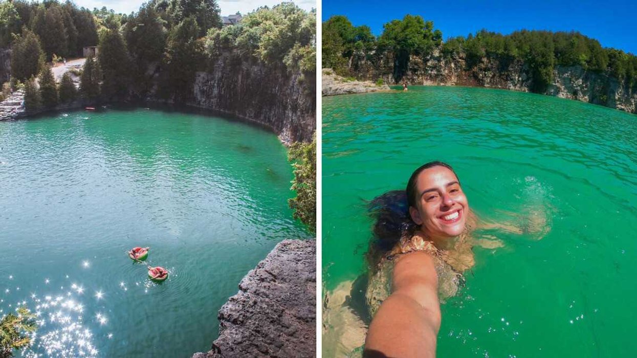 Deux personnes flottant dans une étendue d’eau. À droite : une personne qui nage.