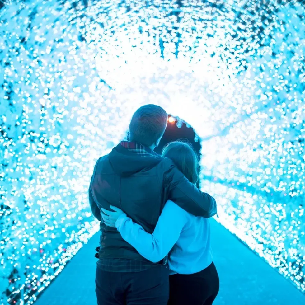 Deux personnes sous une arche illumin\u00e9e.