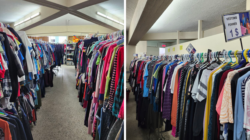 Deux rang\u00e9es de v\u00eatements dans un magasin d'occasion.