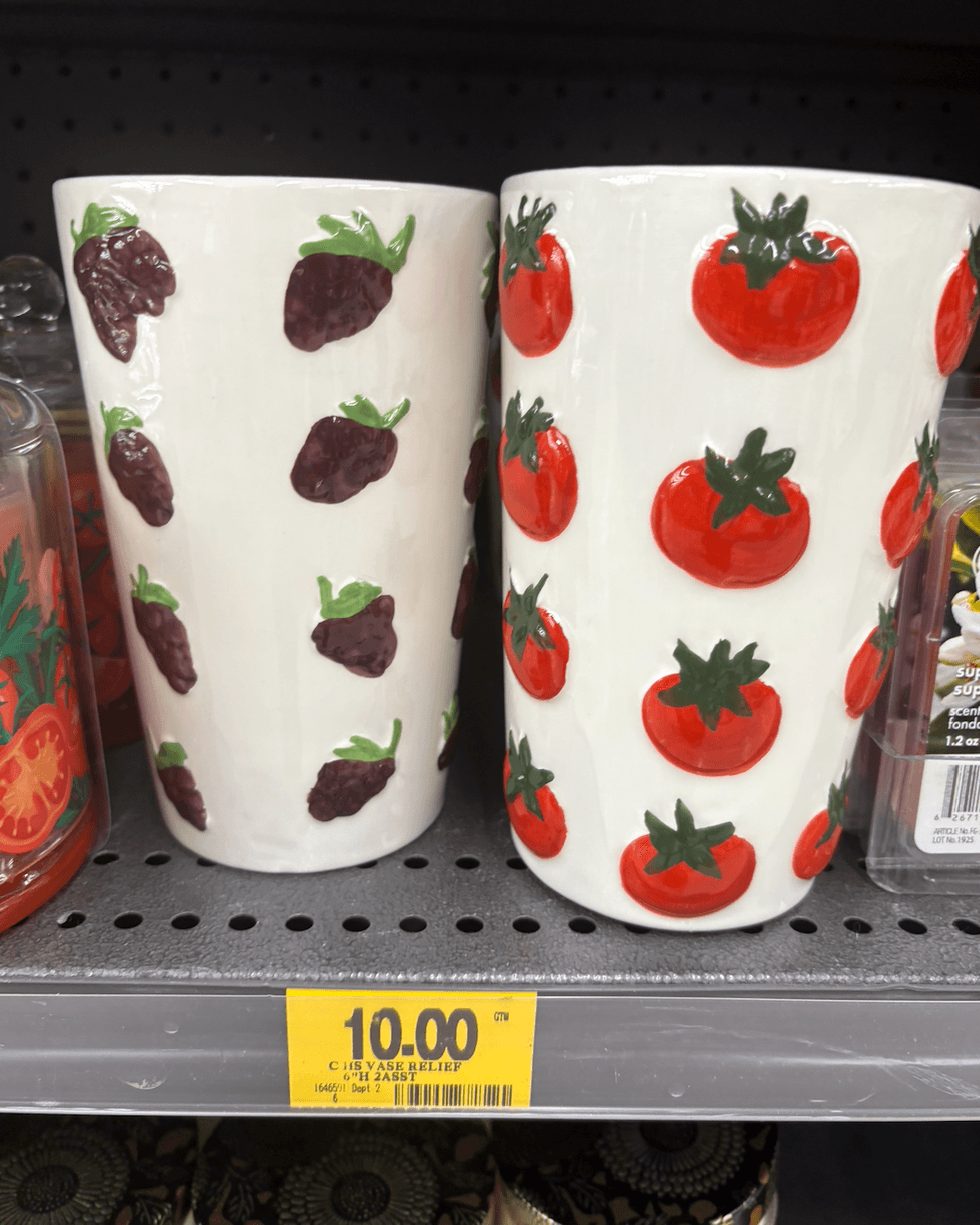 Deux vases en c\u00e9ramique blancs sont d\u00e9cor\u00e9s de petites m\u00fbres et de tomates rouges en relief.