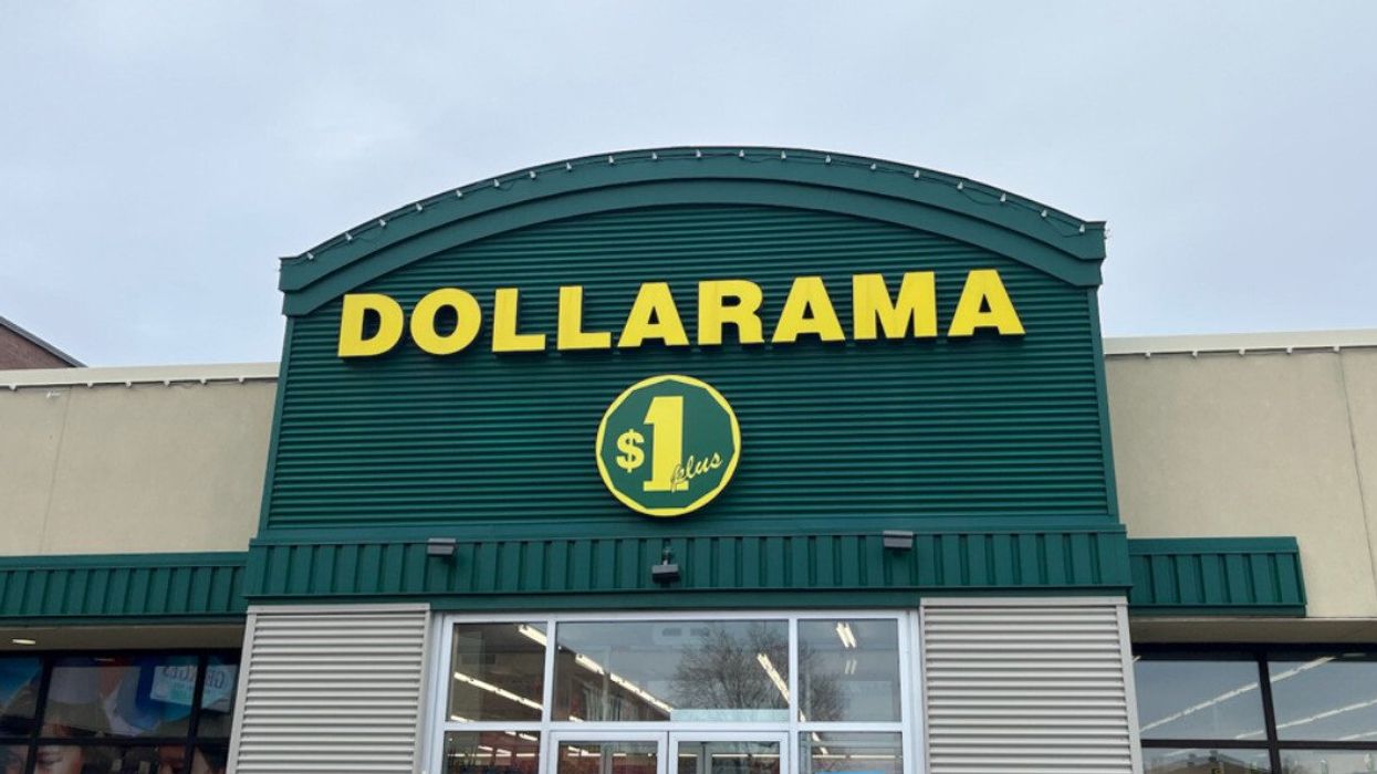 Devanture d'un magasin Dollarama avec le logo de l'entreprise.