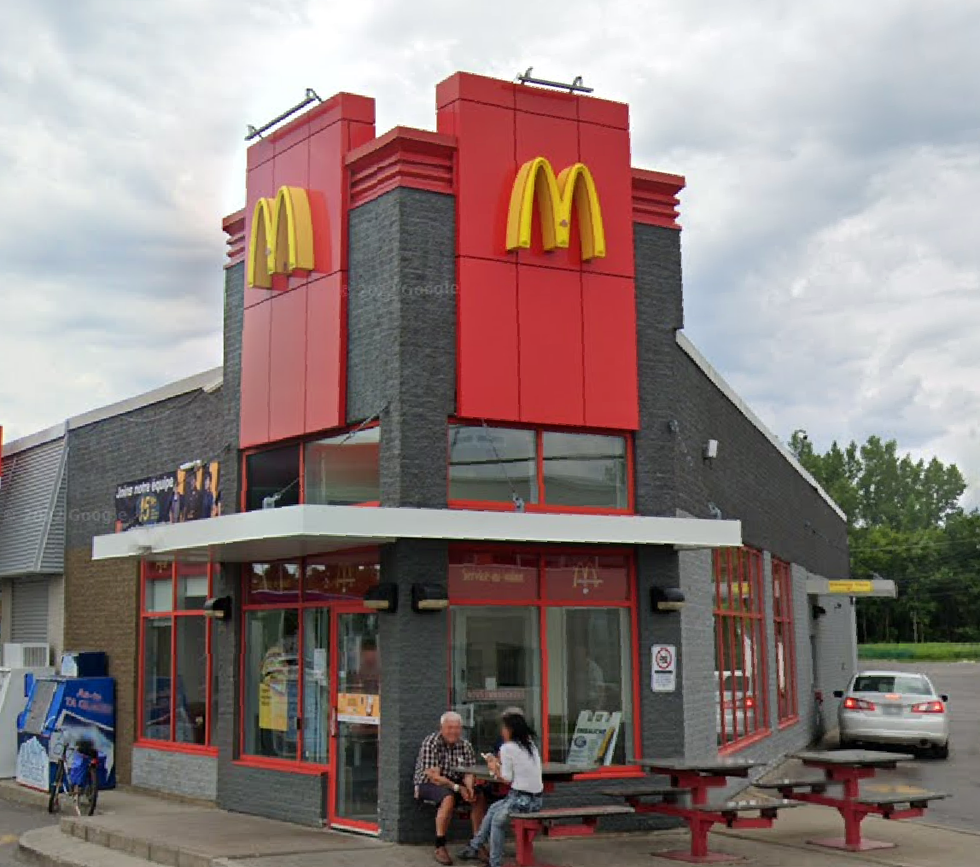 Devanture d'un McDonald's \u00e0 Qu\u00e9bec.