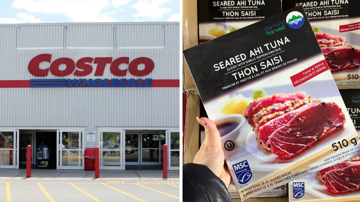 Devanture d'une succursale Costco Wholesale avec les portes coulissantes ouvertes. Droite : Main qui tient une boîte de 6 portions de thon saisi congelé.