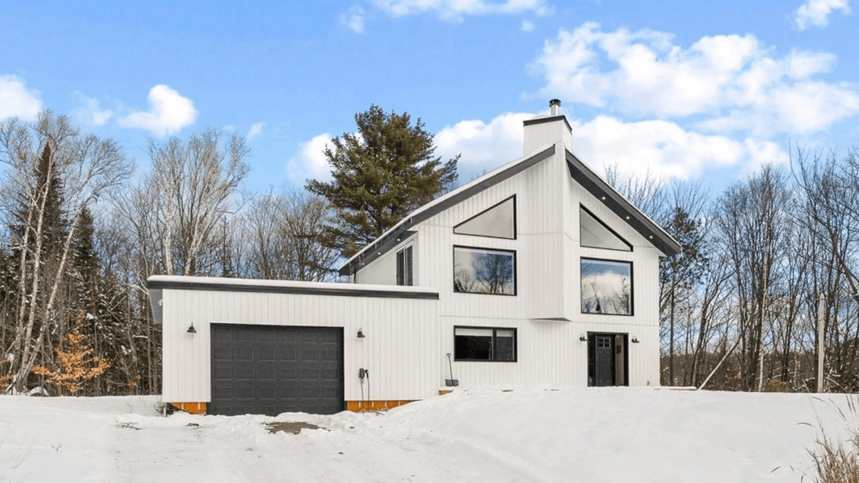 Devanture de la maison style « farmhouse » à vendre dans les Laurentides pour 799 900 $