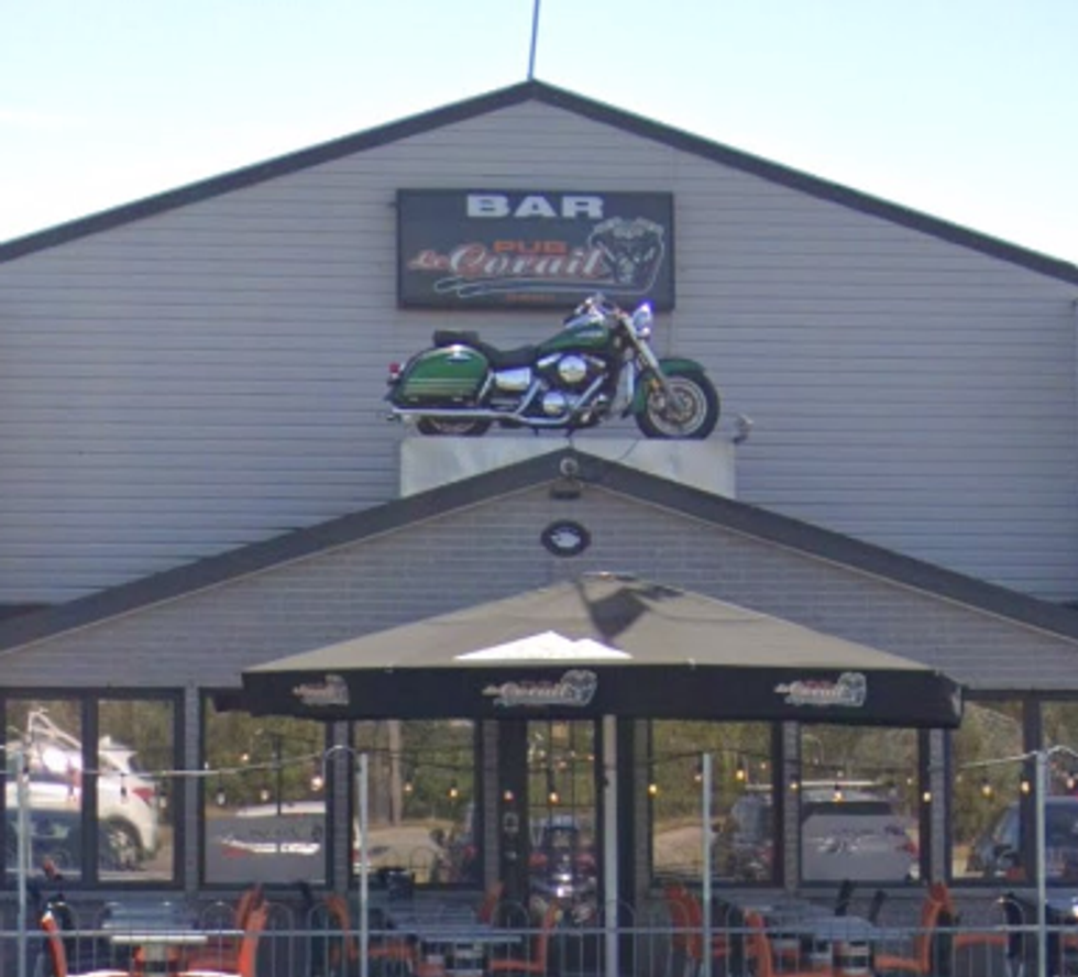 Devanture du caf\u00e9 bar Le Corail.