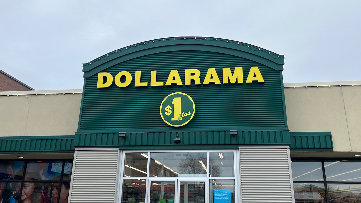 Devanture du Dollarama et son enseigne vert forêt à Laval, avec le mot Dollarama et le logo 1 $ et plus en jaune.