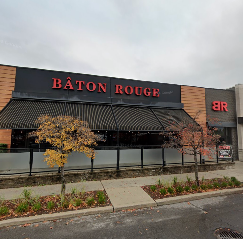 Devanture du restaurant B\u00e2ton Rouge sur le boulevard des Galeries-d'Anjou.