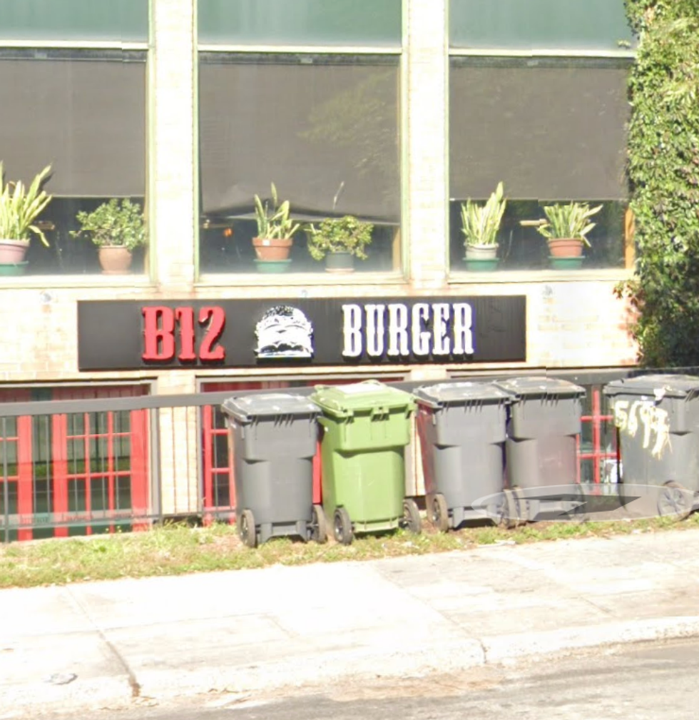 Devanture du restaurant B12 Burger \u00e0 Montr\u00e9al.