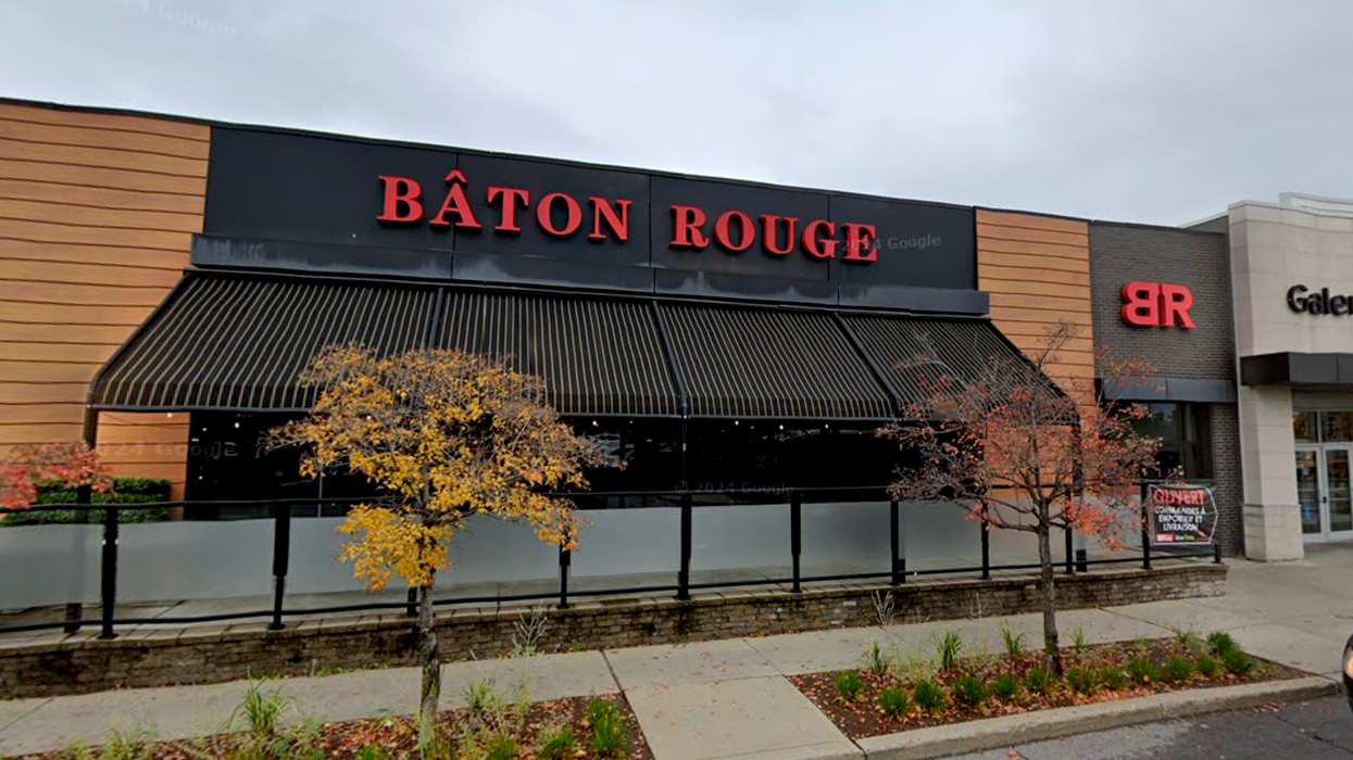 Devanture du restaurant Bâton Rouge sur le boulevard des Galeries-d'Anjou.