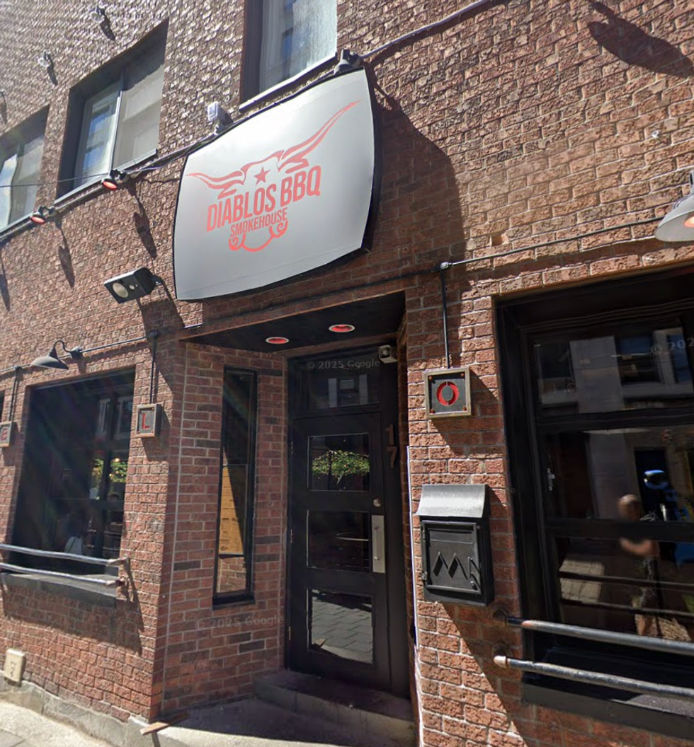Devanture du restaurant Diablos BBQ Smokehouse \u00e0 Montr\u00e9al.