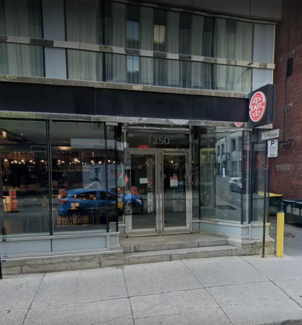 Devanture du restaurant East Pan-Asiatique Cuisine & Bar \u00e0 Montr\u00e9al.