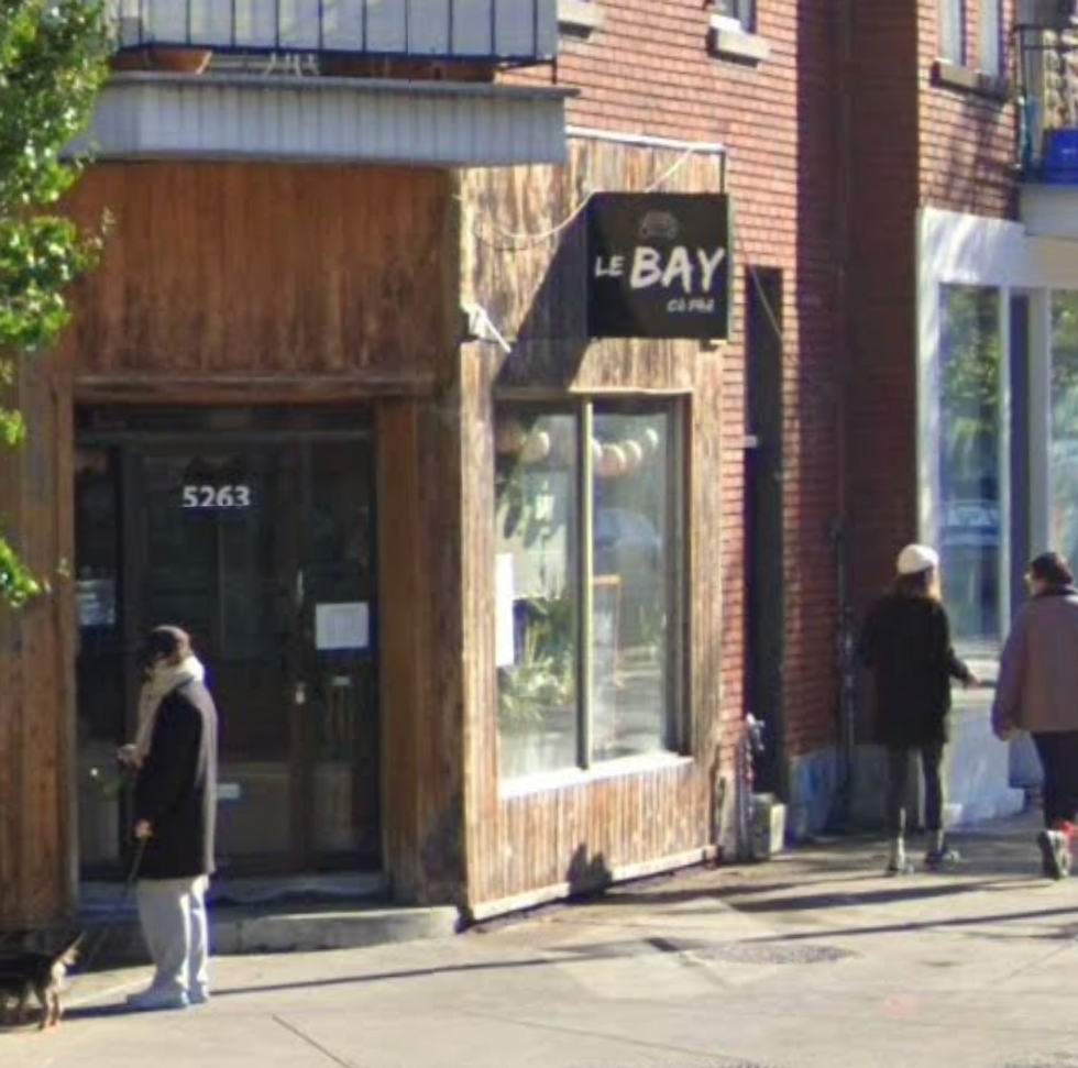 Devanture du restaurant Le Bay Ca Phe \u00e0 Montr\u00e9al.