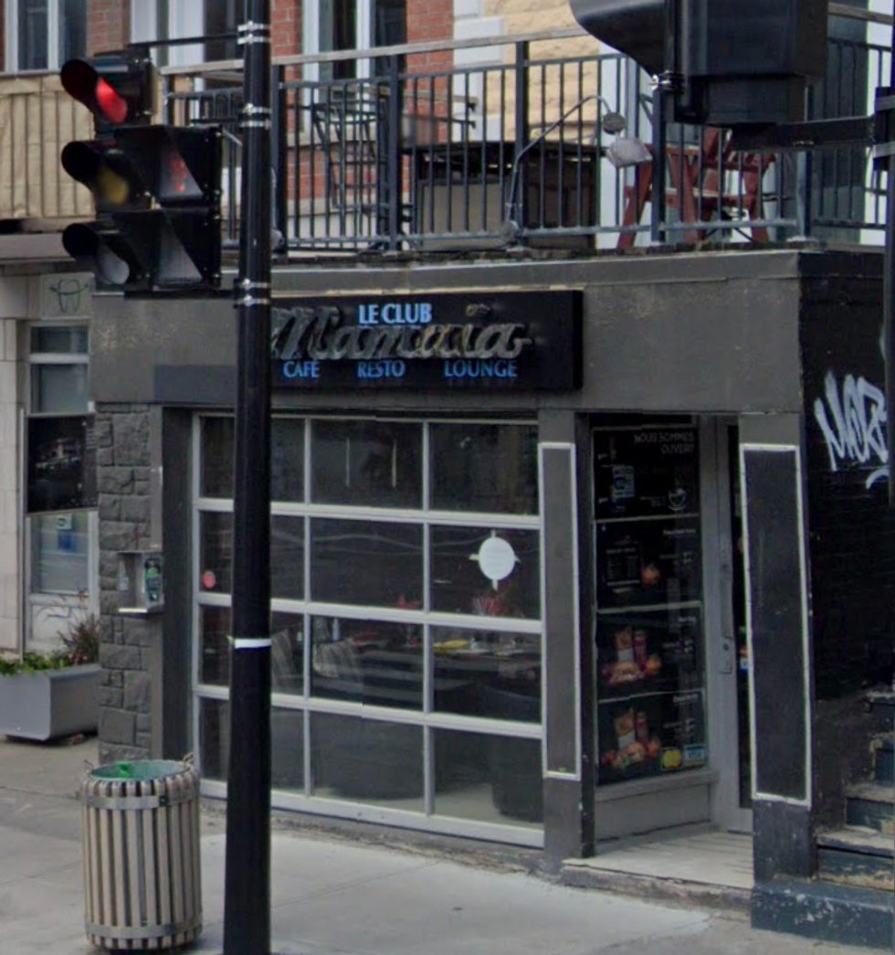 Devanture du restaurant Le Club Mamaia \u00e0 Montr\u00e9al.