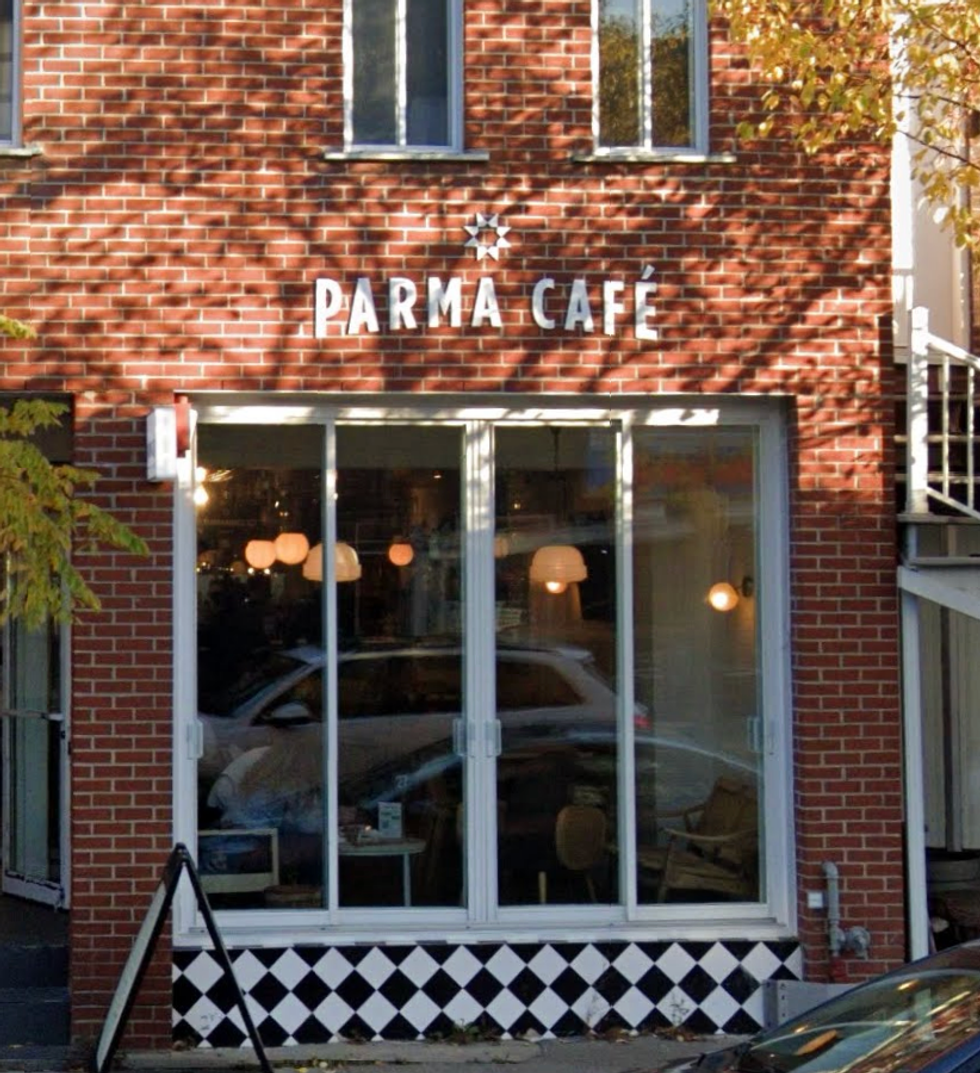 Devanture du restaurant Parma Caf\u00e9 March\u00e9 Jean-Talon \u00e0 Montr\u00e9al.