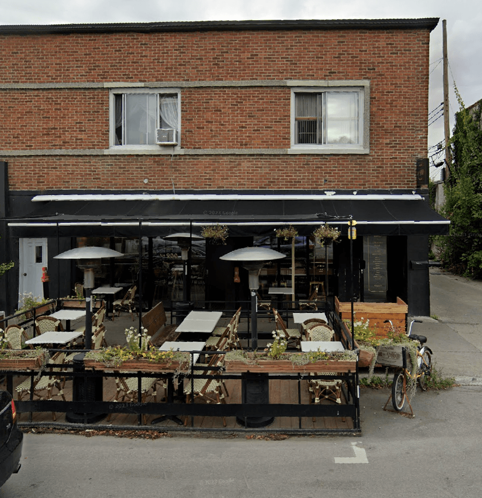 Devanture du restaurant Pizzeria No.900 (Fleury) \u00e0 Montr\u00e9al.