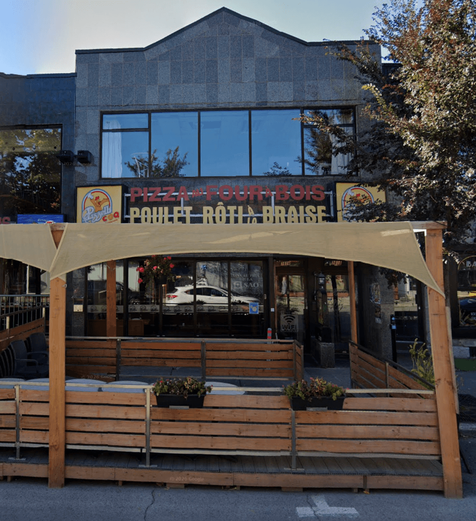Devanture du restaurant Rest. Bar Pizzeli Coq & Rest. Solymar \u00e0 Montr\u00e9al.