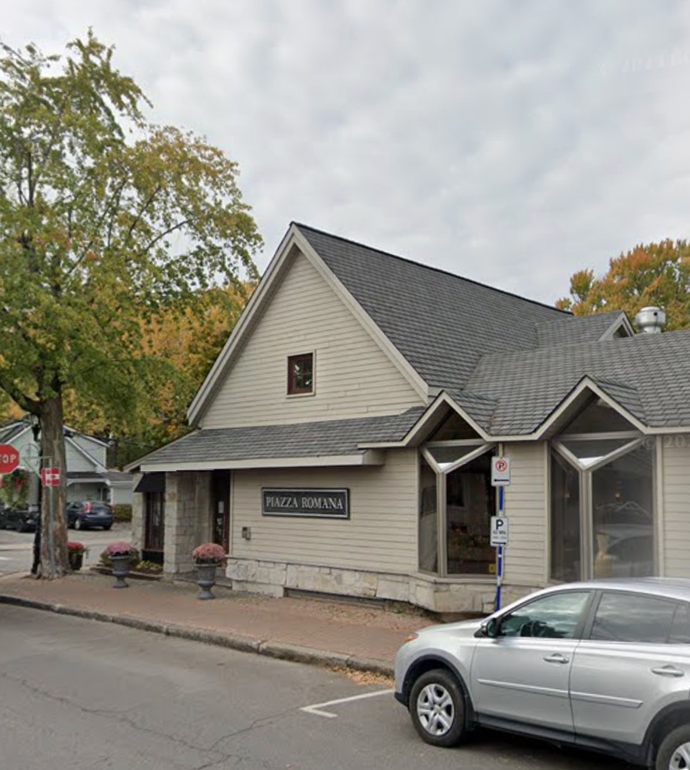 Devanture du restaurant Restaurant Place Romaine \u00e0 Pointe-Claire.