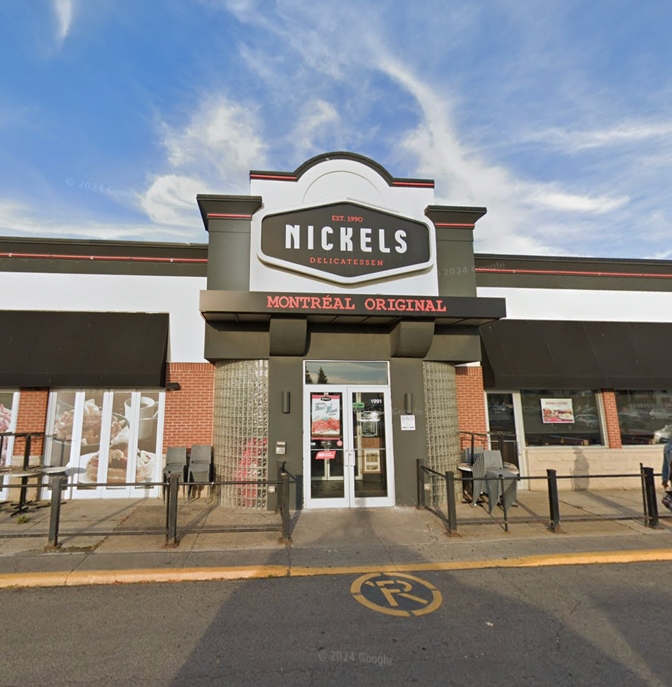 Devanture du restaurant Resto Bar Nickels St-Laurent \u00e0 Montr\u00e9al.