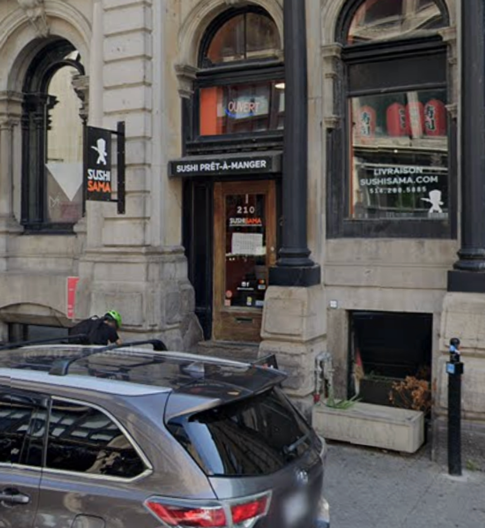Devanture du restaurant Sushi Sama (Vieux-Port) \u00e0 Montr\u00e9al.