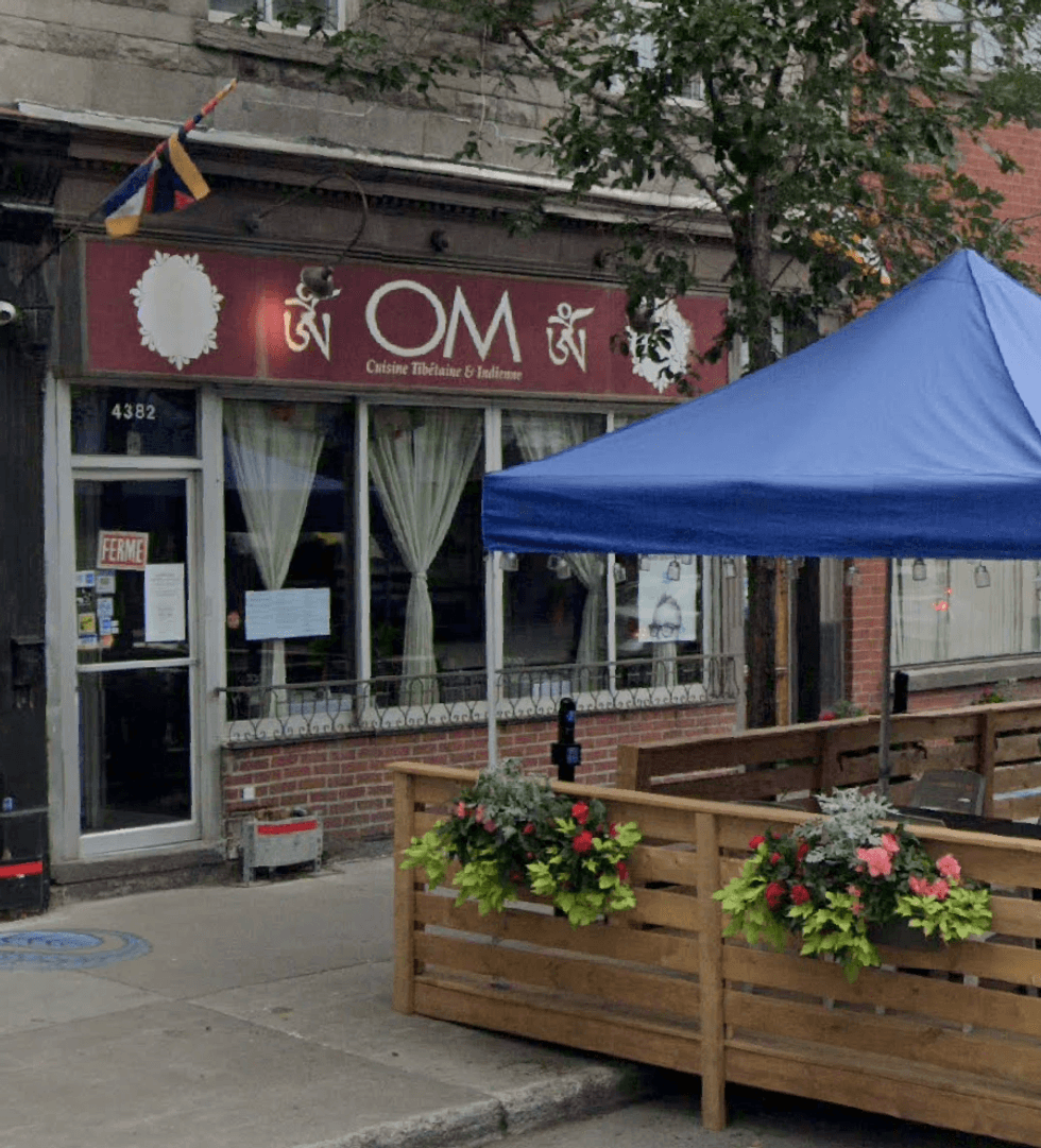 Devanture du restaurant Tib\u00e9tain Om \u00e0 Montr\u00e9al.