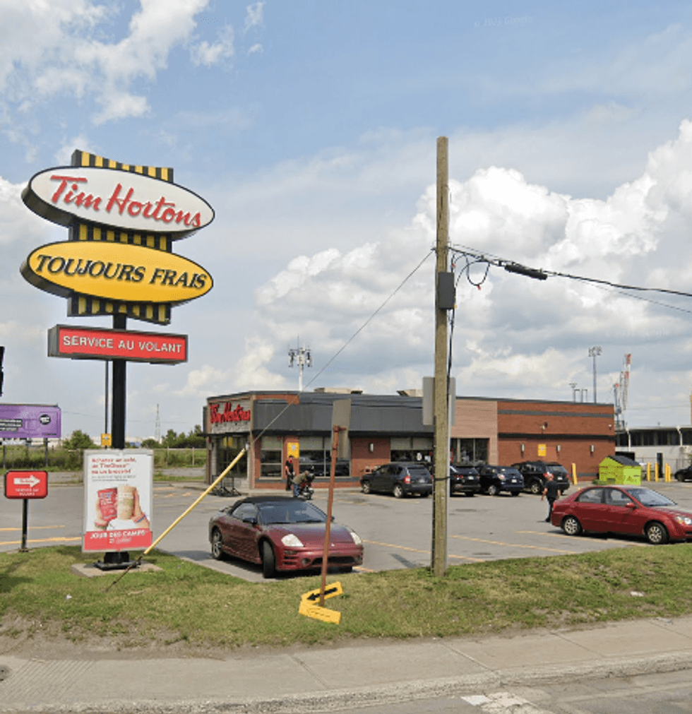 Devanture du restaurant Tim Hortons sur la rue Notre-Dame Est \u00e0 Montr\u00e9al.