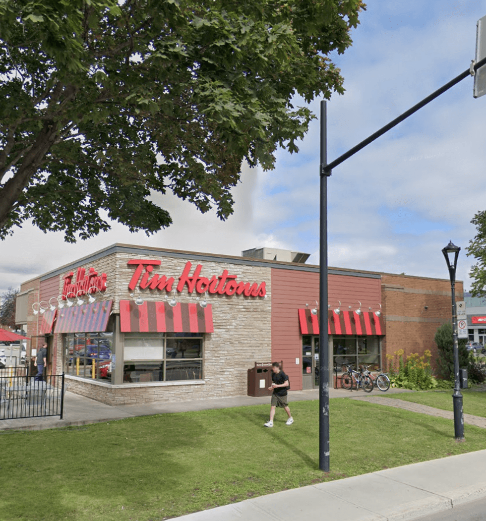 Devanture du restaurant Tim Hortons \u00e0 Montr\u00e9al.