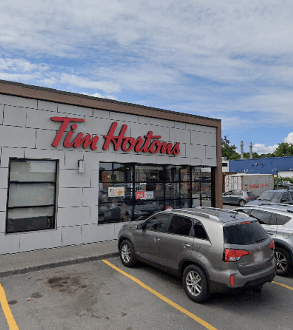 Devanture du restaurant Tim Hortons \u00e0 Montr\u00e9al.