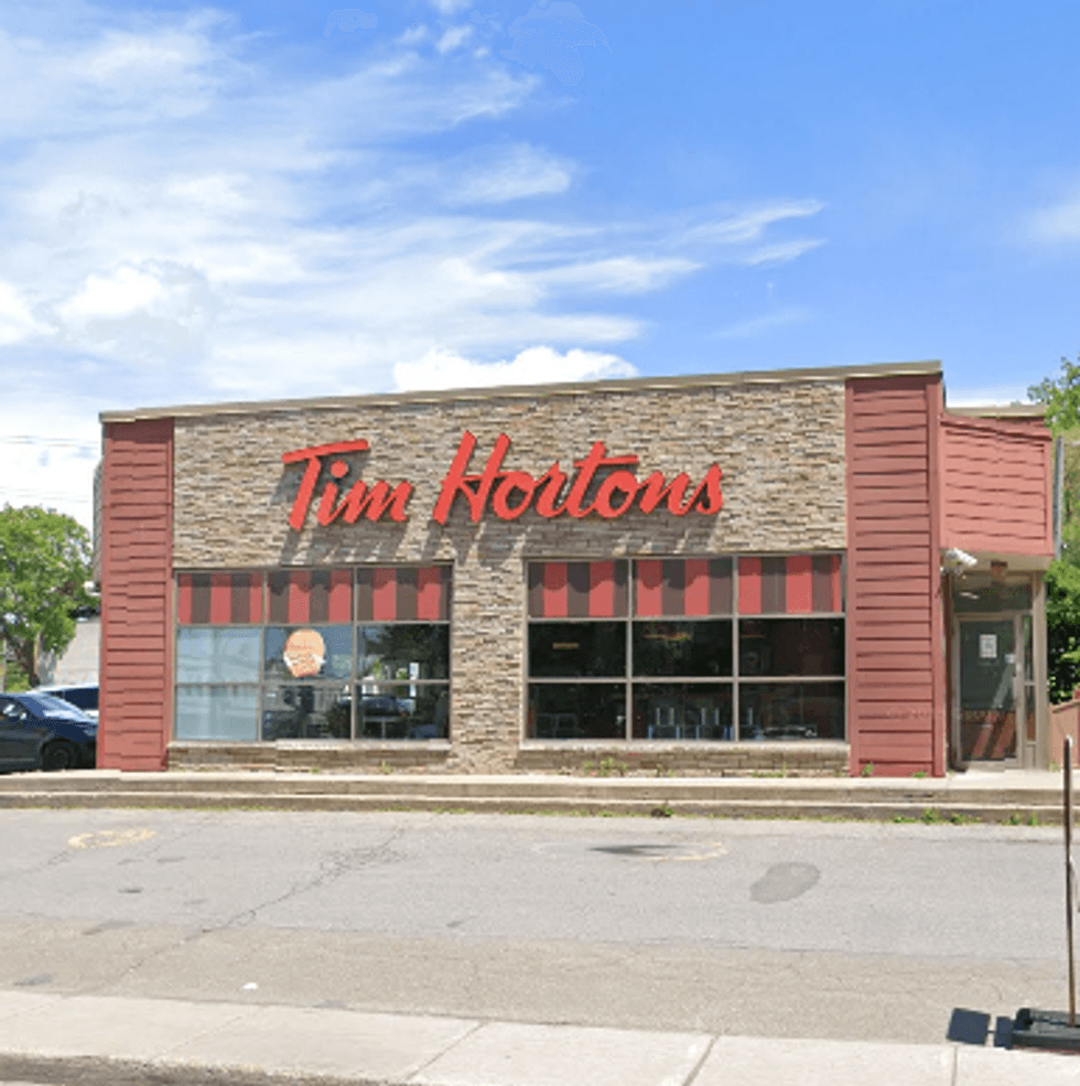 Devanture du restaurant Tim Hortons \u00e0 Montr\u00e9al.