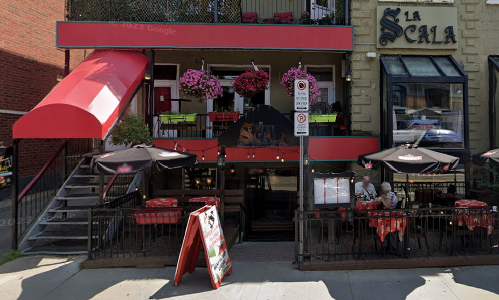 Devanture du restaurant Trattoria La Scala lors d'une journ\u00e9e d'\u00e9t\u00e9.