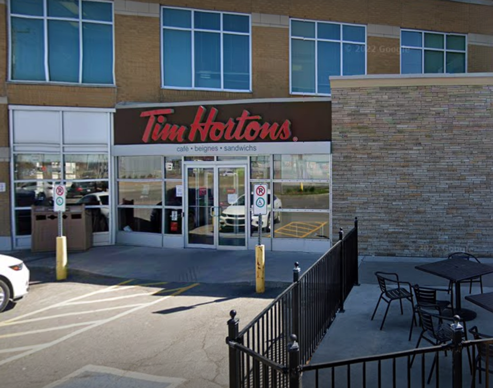 Devanture du \u200bTim Hortons sur la chemin de la C\u00f4te-de-Liesse \u00e0 Montr\u00e9al.