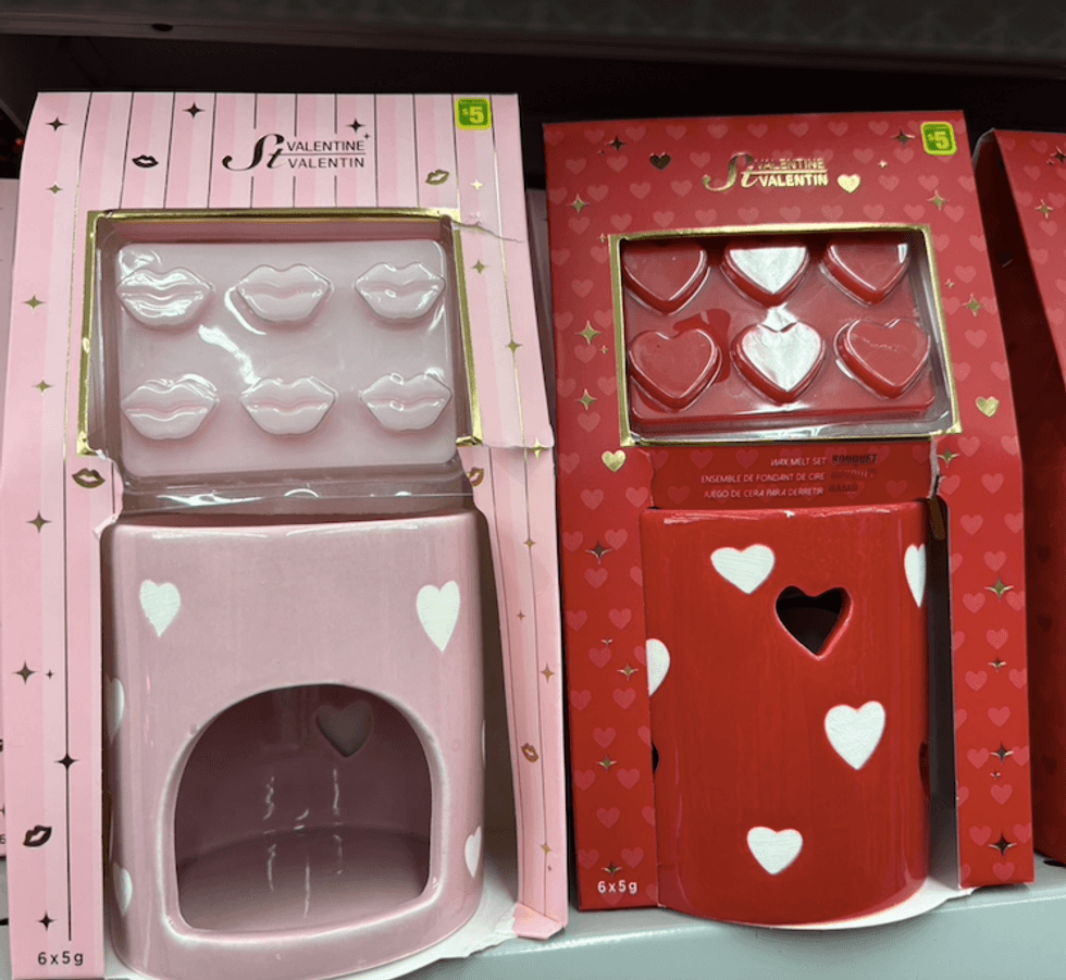 Diffuseur et fondants de cire en c\u00e9ramique vendus au Dollarama.