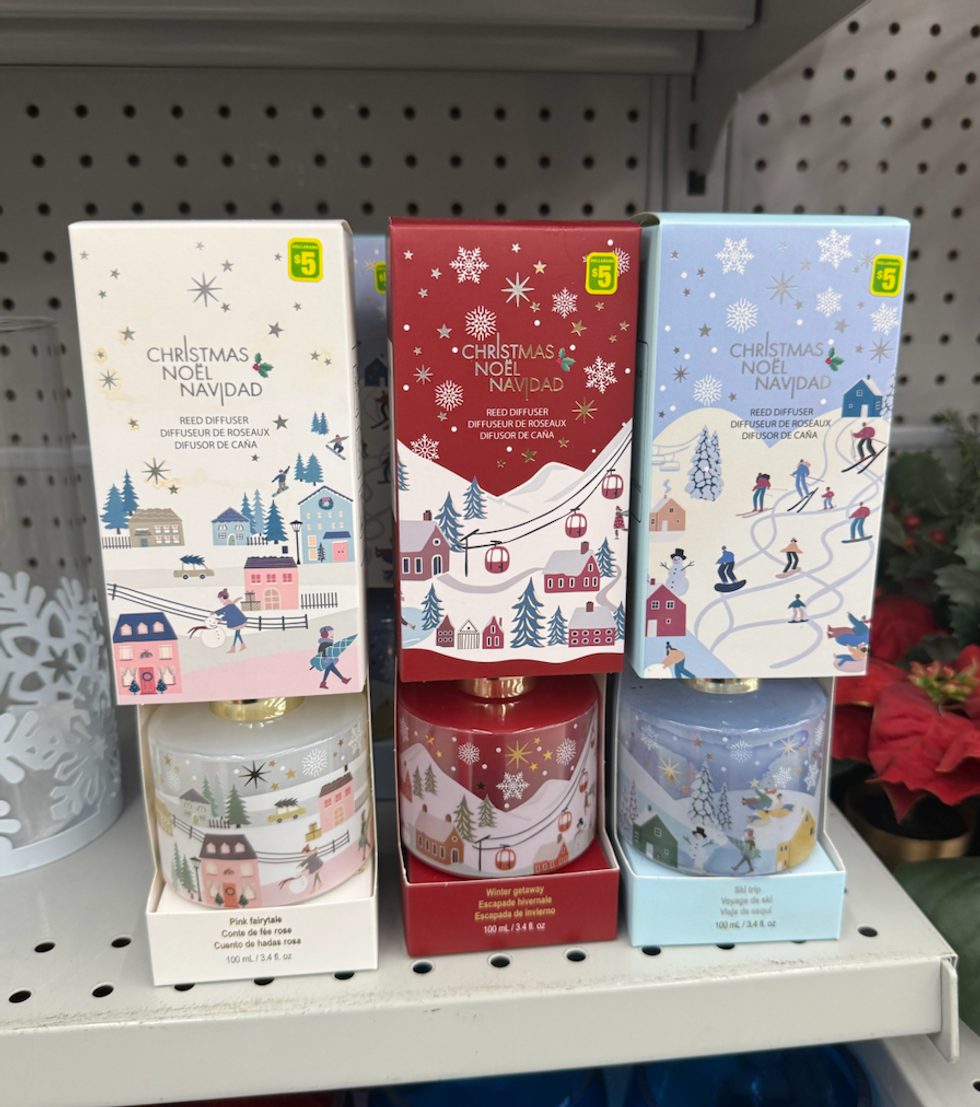 Diffuseurs \u00e0 roseaux aux parfums Conte de f\u00e9e, Escapade hivernale et Voyage de ski vendus au Dollarama.