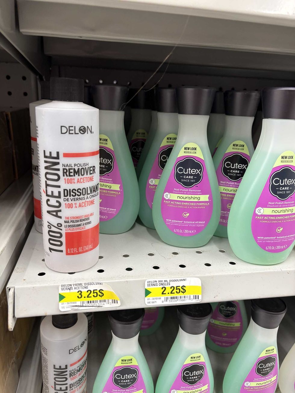 Dissolvant de vernis \u00e0 ongles Cutex sur les tablettes du Dollarama.