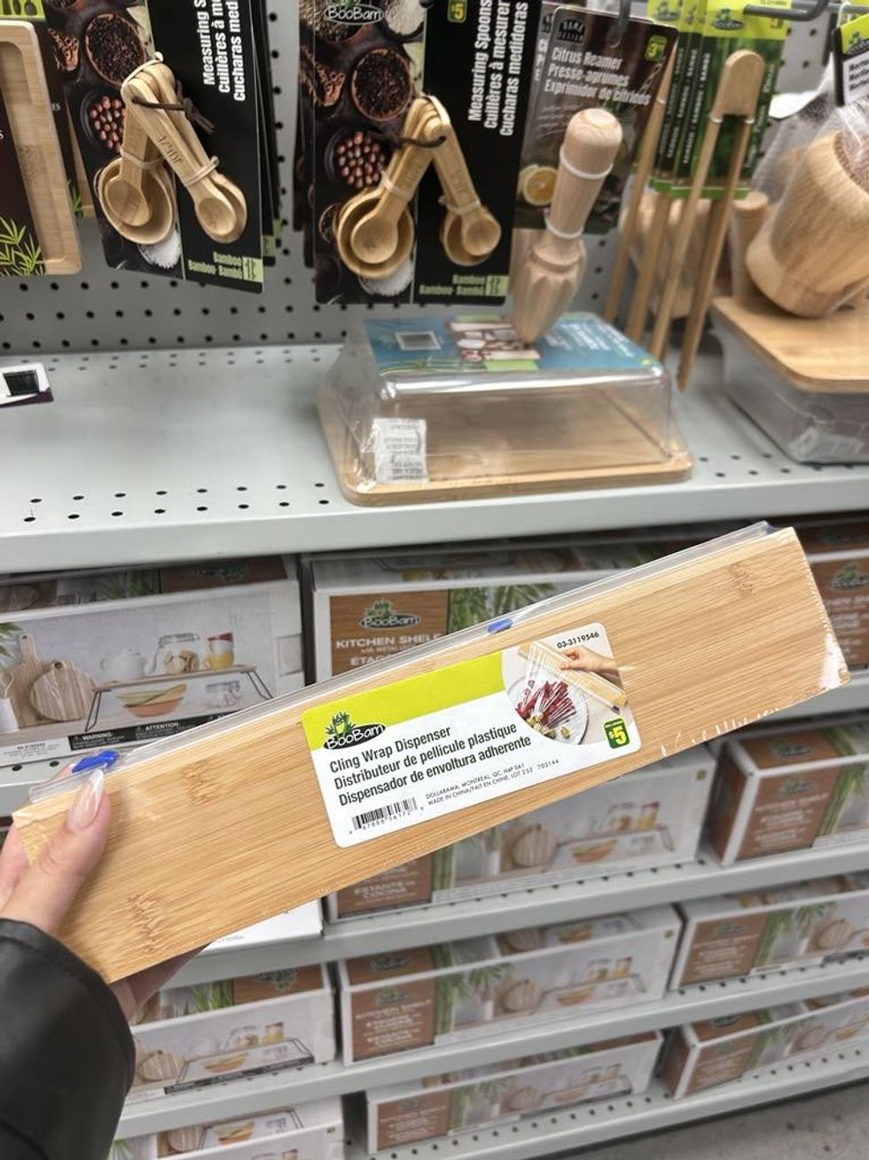 Distributeur de pellicule plastique en bois.