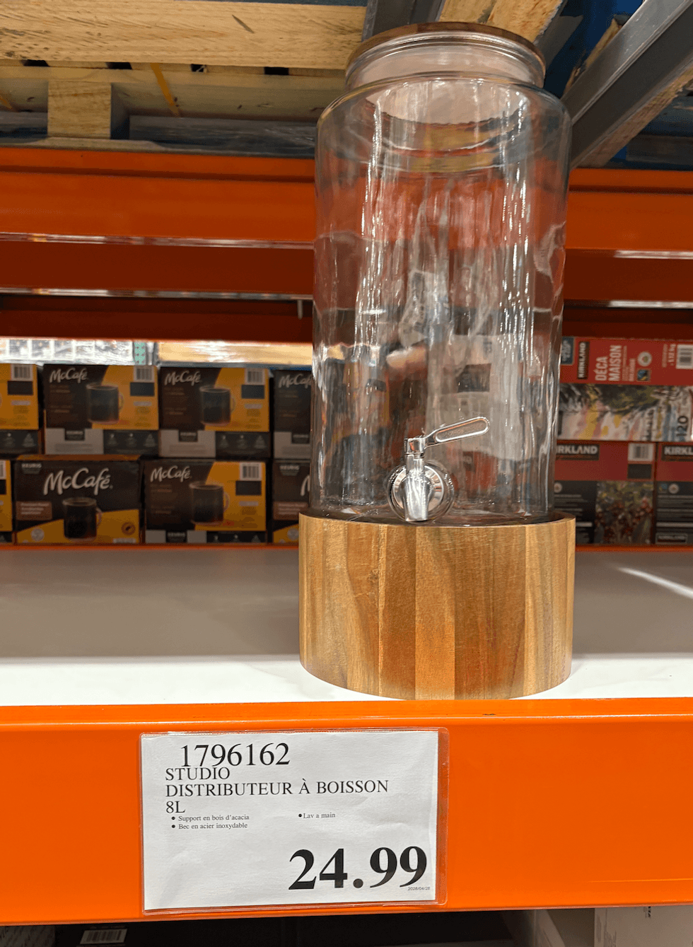 Distributeur \u00e0 boisson Studio en verre avec robinet et base en bois, capacit\u00e9 de 8 L, au Costco.
