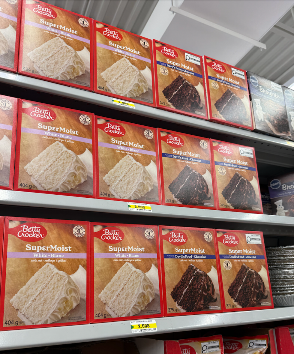 Divers m\u00e9langes \u00e0 g\u00e2teau Betty Crocker au Dollarama.