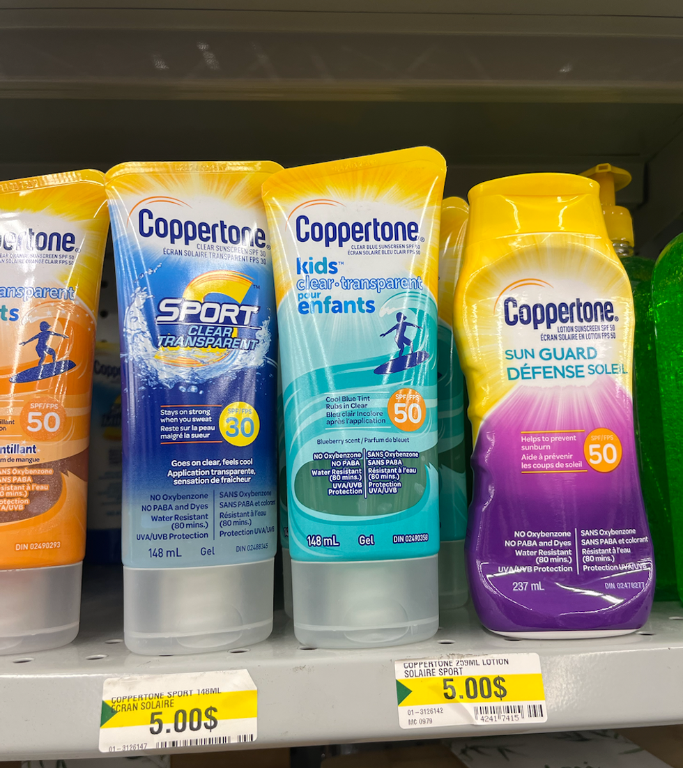 Divers \u00e9crans solaire Coppertone sur les \u00e9tag\u00e8res du Dollarama.